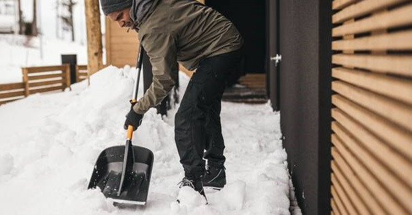 Лопата для снігу Fiskars