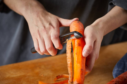 Овощечистка Fiskars Functional Form с подвижным лезвием Черная 1014419, фото 6