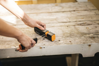 Топор-колун Fiskars X25 XL (1015643) + Точилка для топоров и ножей Fiskars (1060003), фото 6